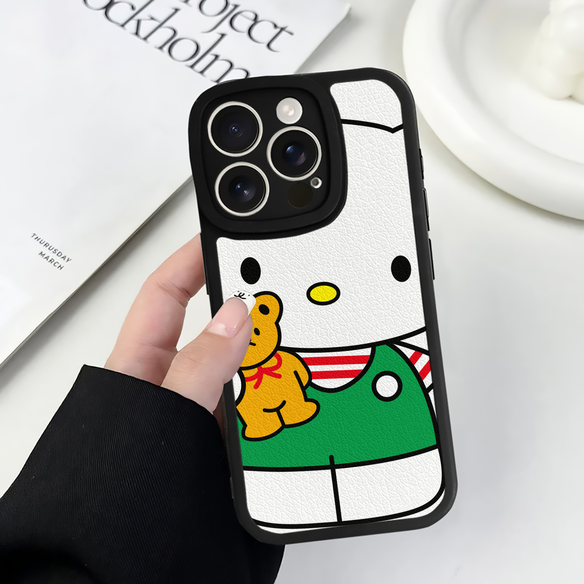 （画像用） Hello Kitty ハローキティ 【iPhone 16シリーズ対応】シリコンスマホケース（レザー調） 材質：シリコン